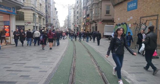 İstiklal Caddesi&#039;nde tramvay yolu yeşillendi, vatandaş şaşırdı