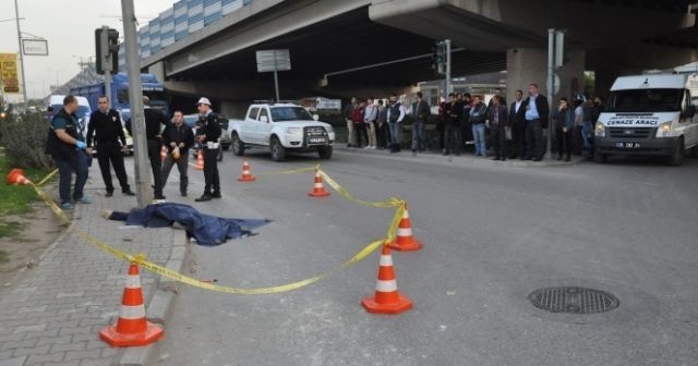 İzmir&#039;de beton mikseri yayaya çarptı