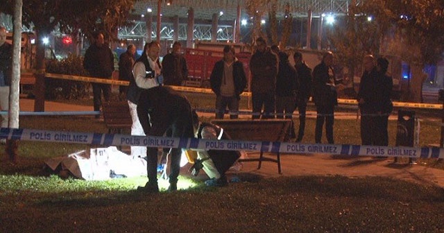 İzmir&#039;de parkta oturan bir kişi vuruldu
