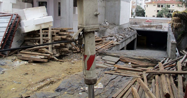 Kadıköy&#039;de bir işçinin üzerine beton blok devrildi