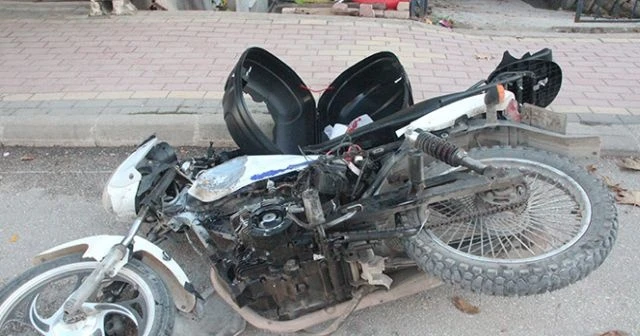Kamyonet ile motosiklet çarpıştı