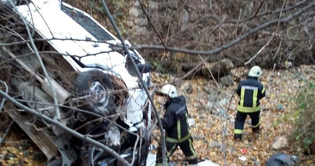 Kamyonete çarpan otomobil şarampole yuvarlandı