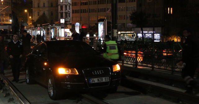 Karaköy&#039;de araç tramvay durağına girdi! Seferler durdu