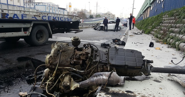 Kaza yapan lüks aracın motoru metrelerce uzağa fırladı