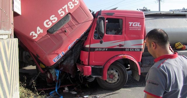 Tır ile tanker kafa kafaya çarpıştı: 2 yaralı