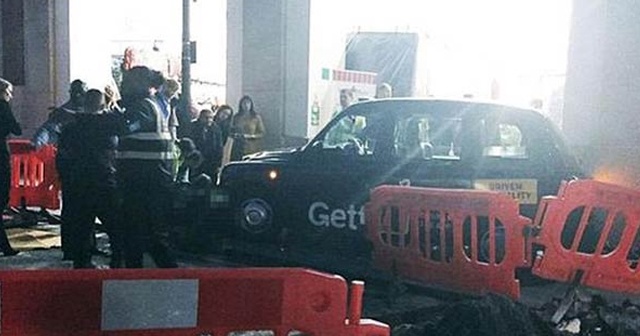 Londra&#039;da bir taksi yayaların arasına daldı