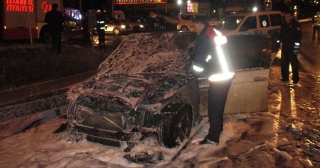 Maltepe&#039;deki araç yangını E-5&#039;i kilitledi