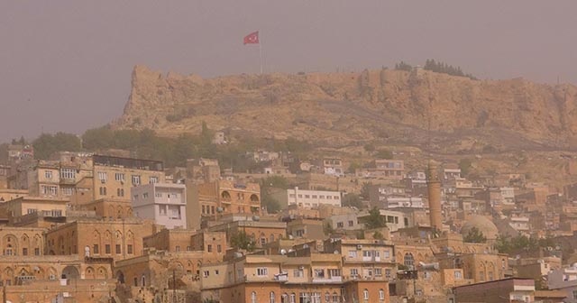 Mardin&#039;de göz gözü görmüyor, jandarma helikopteri zorunlu iniş yaptı