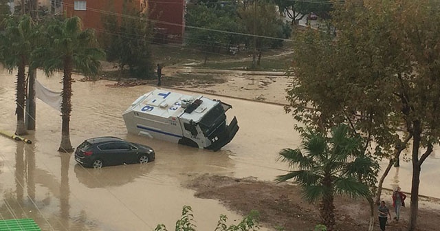 Mersin&#039;de göreve giden zırhlı TOMA, selde çukura düşerek mahsur kaldı