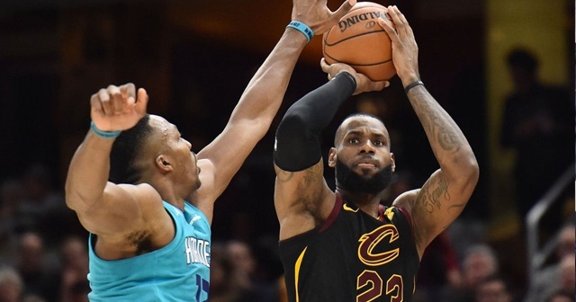 NBA'de LeBron James geceye damga vurdu