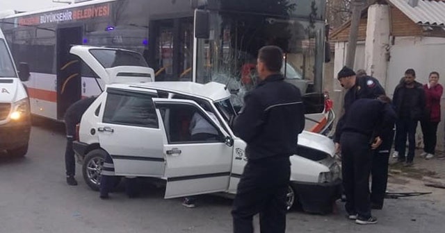 Otobüsle otomobil çarpıştı, 1 kişi hayatını kaybetti