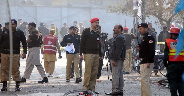 Pakistan'da intihar saldırısı: 2 polis öldü