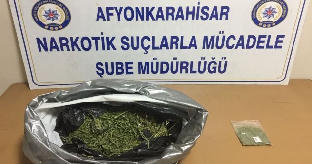 Polis gözaltına aldığı zehir tacirlerinin evinde esrar yakaladı