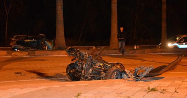 Refüjdeki ağaçlara çarpan otomobil ikiye bölündü: 5 yaralı