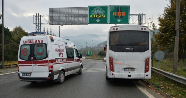 Sakarya&#039;da sporcuları taşıyan otobüs kamyonetle çarpıştı: 12 yaralı