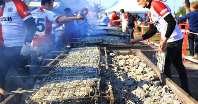 Samsun&#039;da vatandaşlara 10 ton hamsi dağıtıldı