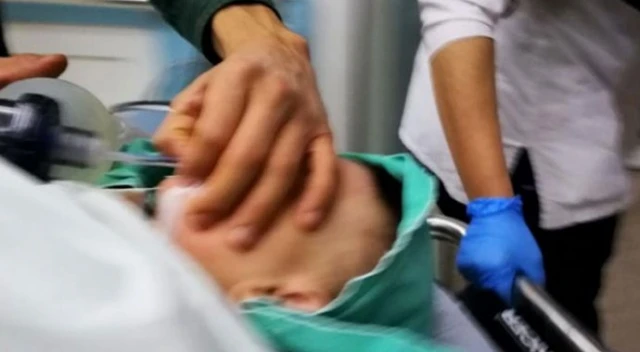 Sıcak su dolu çaydanlık bebeğin üzerine devrildi!