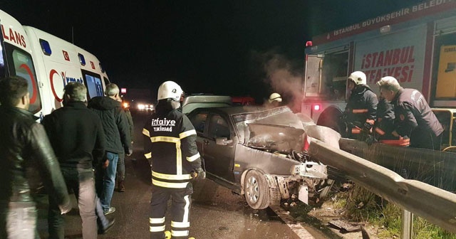 Silivri&#039;de otomobil bariyerlere çarptı: 2 yaralı