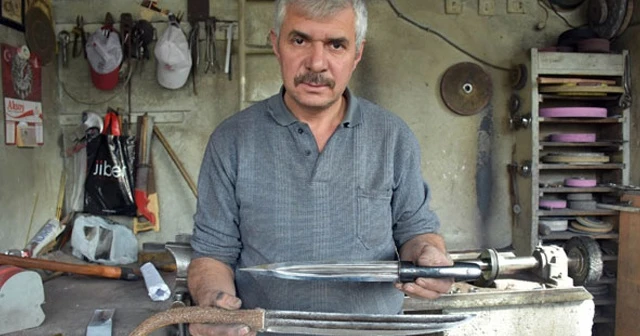 Tarihi kılıçların benzerlerini yapıyor