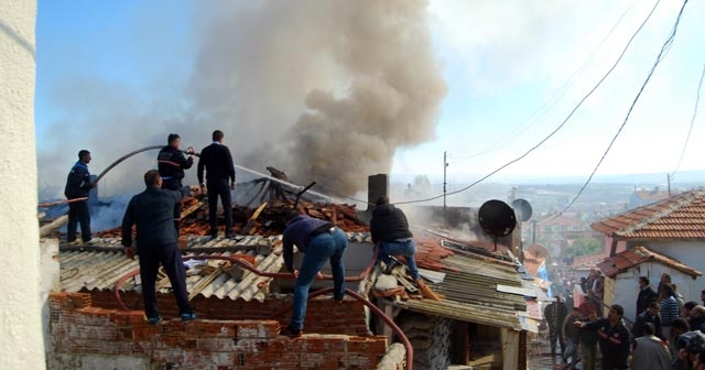 Tekirdağ’da 4 ev küle döndü