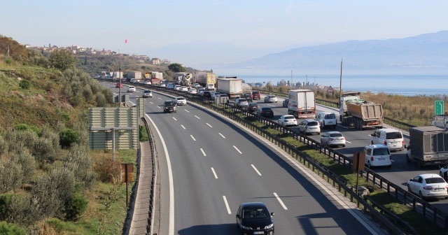 TEM&#039;de zincirleme kaza! Trafik durdu