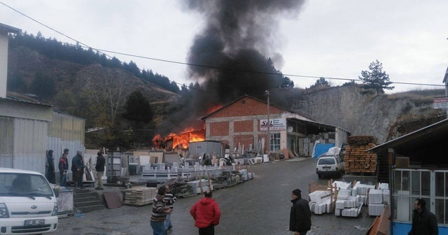 Tinerle soba yakmak isterken fabrikayı yaktı