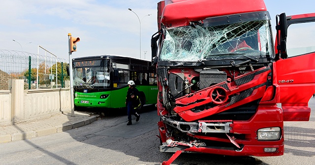 TIR ile halk otobüsü çarpıştı: 10 yaralı