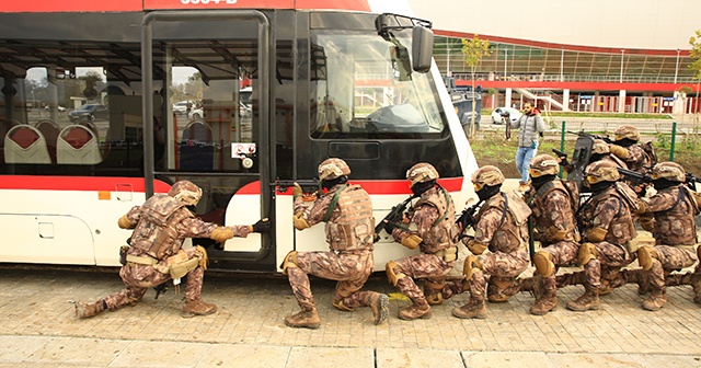 Tramvayda rehine kurtarma tatbikatı gerçeğini aratmadı