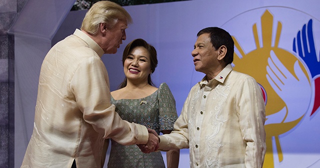 Trump, obama’ya küfreden Duterte’nin elini sıktı