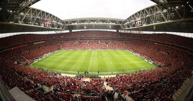 Türk Telekom Stadyumu’nda şehitler için saygı duruşu yapıldı