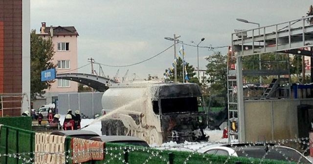 Tuzla'da akaryakıt tankerinde çıkan yangın söndürüldü