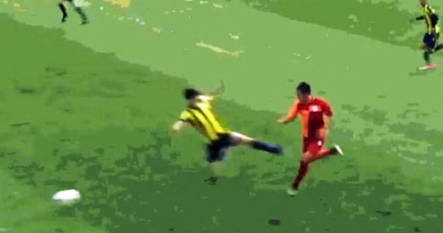 U17 derbisindeki uçan tekme, hakemin kariyerini bitirdi