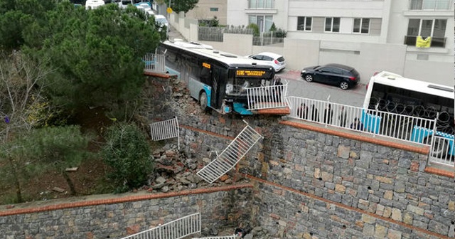 Ümraniye&#039;de halk otobüsü okulun istinat duvarını yıktı