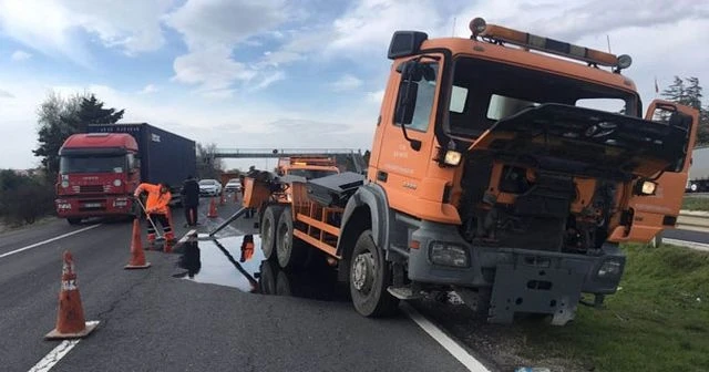 Üst geçide takılan TIR'ın dorsesi D- 100 karayoluna fırladı