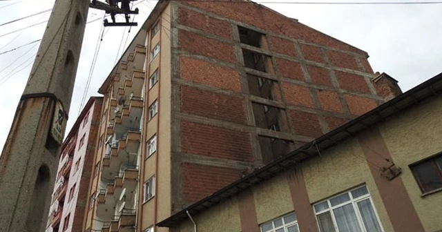 Yeni doğurduğu bebeği poşete koyup 5. kattan attı