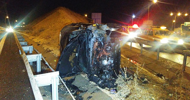 Yoldan çıkan otomobil sürüklendikten sonra alev aldı