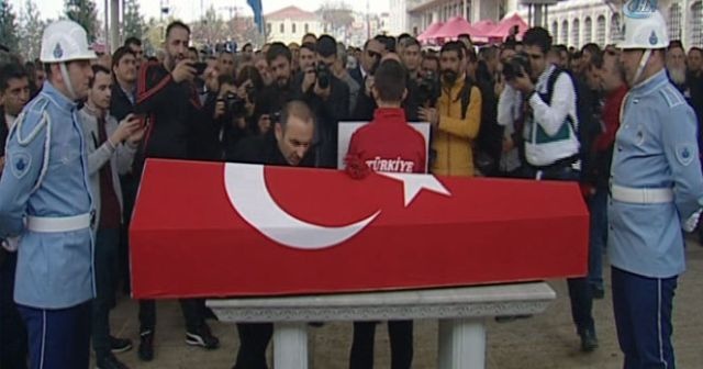 Yunan halterci Leonidis, Naim Süleymanoğlu&#039;nun tabutunu öperek rakibine veda etti