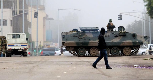 Zimbabve&#039;de askeri hareketlilik sürüyor