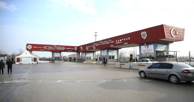 'Kucağında çocuğuyla tankın önüne yattı'