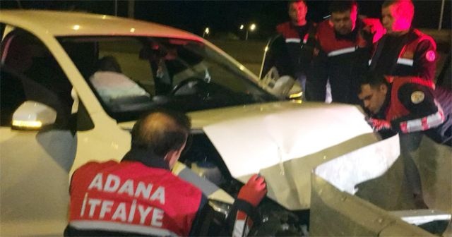 Adana’da otomobil bariyerlere çarptı