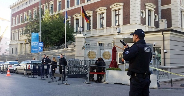 Alman Konsolosluğu önünde şüpheli paket alarmı