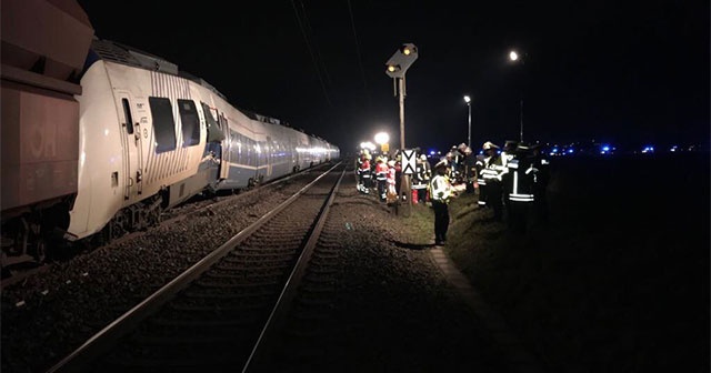 Almanya&#039;da yolcu treni ile yük treni çarpıştı