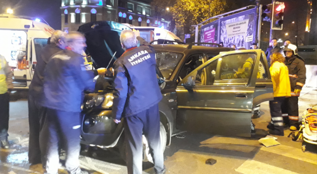Ankara&#039;da otomobiller çarpıştı! 3 kişi araç içinde sıkıştı