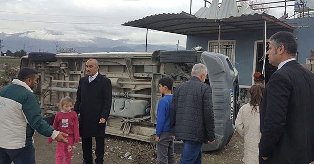 Araçları devirdi, çatıları uçurdu! İlçede büyük panik