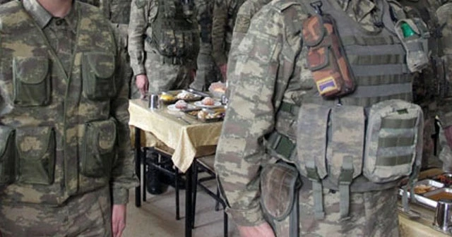 Askerlere, 27 saat dışarıda bekleyen et yedirmişler