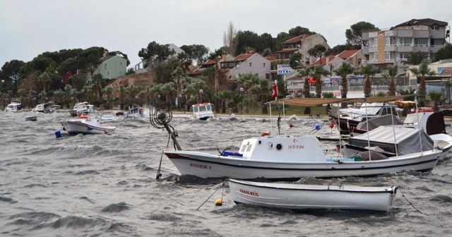 Ayvalık’ta lodos küçük balıkçı teknelerini batırdı