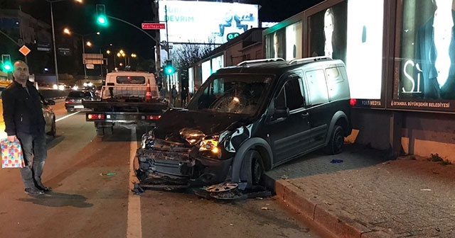 Bağdat Caddesi&#039;nde araba yayaların üstüne çıktı