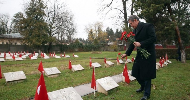 Bakan Canikli, Bükreş Türk Şehitliği&#039;ni ziyaret etti