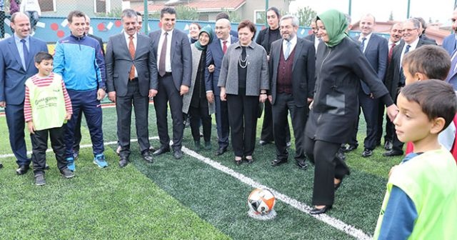 Bakan Kaya çocuklarla futbol oynadı