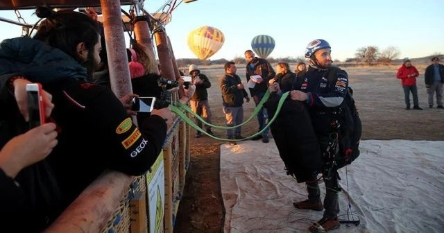Balondan yamaç paraşütüyle atladı